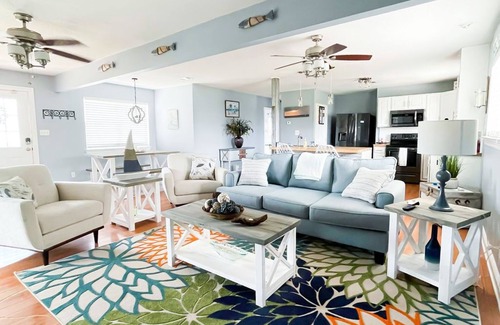 Shoreline Park House | Fisherman's Paradise Camp House with Waterfront 125ft dock!