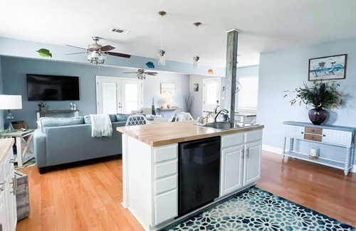 Shoreline Park House | Fisherman's Paradise Camp House with Waterfront 125ft dock!