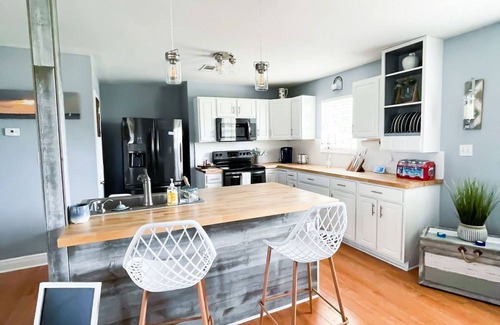 Shoreline Park House | Fisherman's Paradise Camp House with Waterfront 125ft dock!
