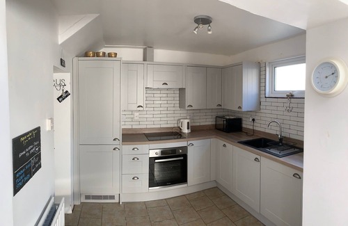 Newquay House | Fishermans Cottage Fistral Beach Newquay WIFI Parking sleeps 6/8