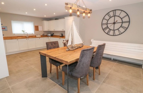 Malltraeth House | FISHERMANS COTTAGE, pet friendly, with hot tub in Malltraeth