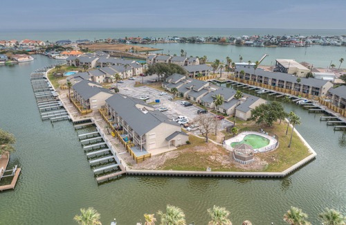 Harbor Oaks Apartment | Fishermans Friend! - Coastal Condo - Views Await!