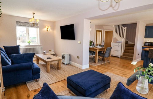 Newton on Derwent Cottage | FISHERMANS LODGE, pet friendly, with a garden in Wilberfoss