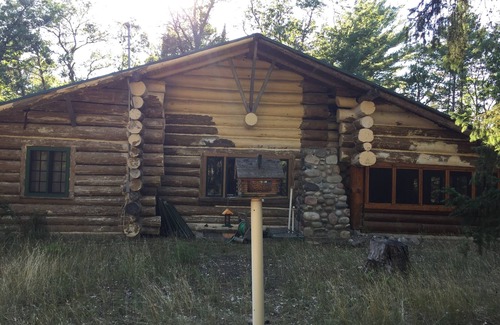 Roscommon Cabin | Fishing/Hunting/Relaxing Cabin located less than a mile from Chase Bridge