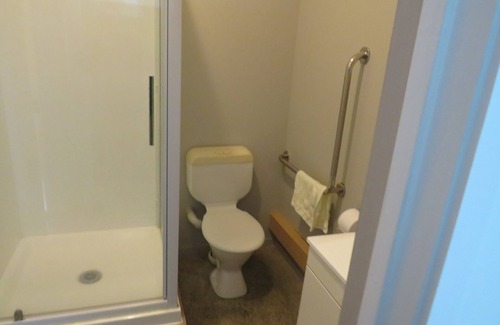 Coromandel Cabin | Fishing Lodge-boat parking, large living & entertainment spaces. Sleeps up to 10