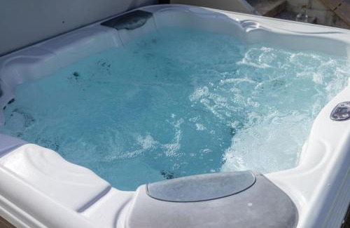 Winnard's Perch House | Fistral hot tub house for 8 on Retallack Resort