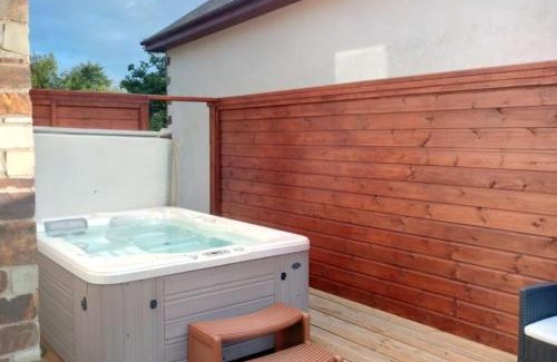Winnard's Perch House | Fistral hot tub house for 8 on Retallack Resort