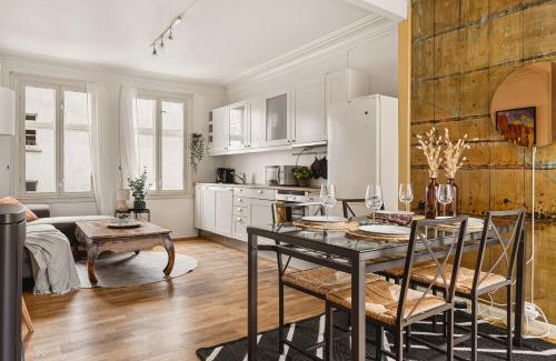 Sentrum Apartment | Fit For Two Families! 8 Bedrooms! 2 Bathrooms!