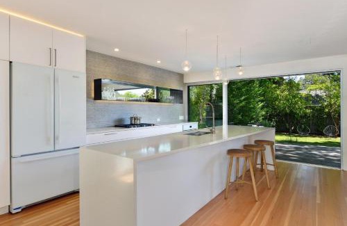 Healdsburg House | Fitch St Escape Complimentary Wine Tasting At Croix Estate Included!