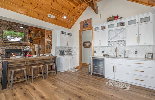 Gatlinburg - Pigeon Forge Cabin | Five Bears Mountain View Lodge - Private Mtn Views - Ultimate Luxury Cabin