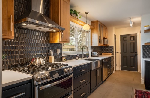 Mossman House | Five Bedroom Charmer Close to Uptown
