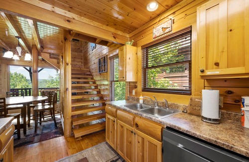Gatlinburg - Pigeon Forge Cabin | Five days-Free clean+Mountain View+ 6 ml to National Park-fishing-pool-game room