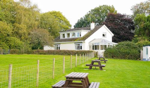 Llanllwchaiarn Bed & Breakfast | Five Oaks B&B - New Quay