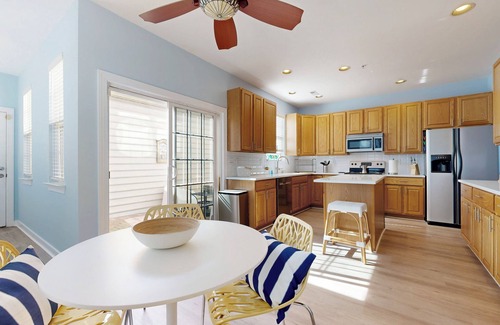 Villages of Five Points House | FIVE POINTS OASIS - 3BR, 2.5BA - Sleeps 8 - Community Pool - Short Drive to Beach