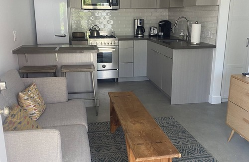 Mid-Wilshire House | Five Star Designer Decorated Contemporary Guest House With Pool