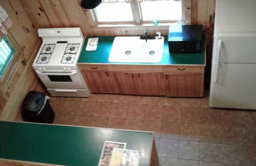 Hot Springs Cabin | FIVE POINTS~LAKE HAMILTON: Cabin#F ~ 2 Story, 3BR w/Queen Beds, Futons in LR & Loft, Full Kitchen, Breakfast "Fixins" Provided, 2 Baths (Upstairs has Jetted Tub), Large Covered Porch, Right by the Water