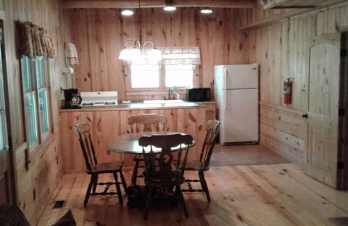 Hot Springs Cabin | FIVE POINTS~LAKE HAMILTON: Cabin#F ~ 2 Story, 3BR w/Queen Beds, Futons in LR & Loft, Full Kitchen, Breakfast "Fixins" Provided, 2 Baths (Upstairs has Jetted Tub), Large Covered Porch, Right by the Water