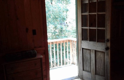 Hot Springs Cabin | FIVE POINTS~LAKE HAMILTON: Cabin#F ~ 2 Story, 3BR w/Queen Beds, Futons in LR & Loft, Full Kitchen, Breakfast "Fixins" Provided, 2 Baths (Upstairs has Jetted Tub), Large Covered Porch, Right by the Water