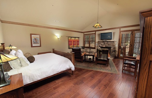 Sisters Hotel | FivePine Lodge & Cabins - Romance Cabin