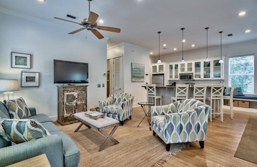 Seagrove Beach House | ‘FIVESEASONS’ Beautiful PET friendly HOME 🏖 2 POOLS * SHORT WALK TO BEACH