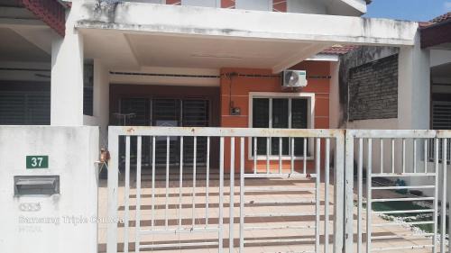 Perak Tengah District House | FJ Homestay