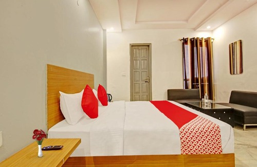 Pashim Vihar Hotel | Flagship Hotel Vaibhav Brand Near Tdi Mall