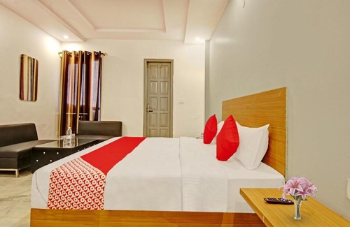 Pashim Vihar Hotel | Flagship Hotel Vaibhav Brand Near Tdi Mall