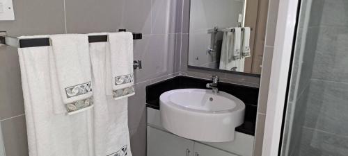 Tamarin Apartment | Flamboyant Ocean View - ex Hillside Haven