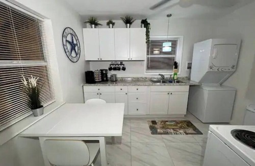 Victoria Park Apartment | ★Flamingo Studio★ 5 min to Beach ★