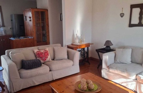 Ladybrand Apartment | Flat 1 @ 33 On Loop, Ladybrand - Cosy 2 Bedroomed, 2 Bathroom, Lounge & Kitchen.