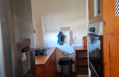 Ladybrand Apartment | Flat 1 @ 33 On Loop, Ladybrand - Cosy 2 Bedroomed, 2 Bathroom, Lounge & Kitchen.