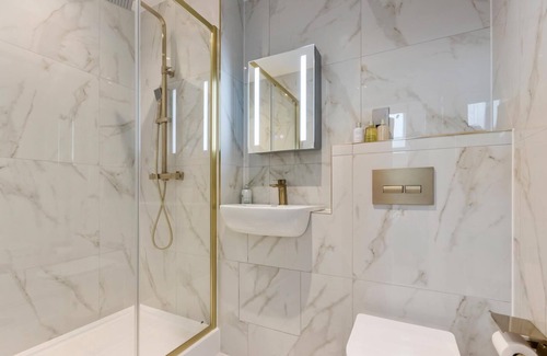 Leatherhead Apartment | Flat 1 Saarb Apartments