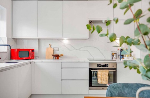 Acton Apartment | Flat 100 · Stylish West London Oasis ~ Workspace ~ Long Stays