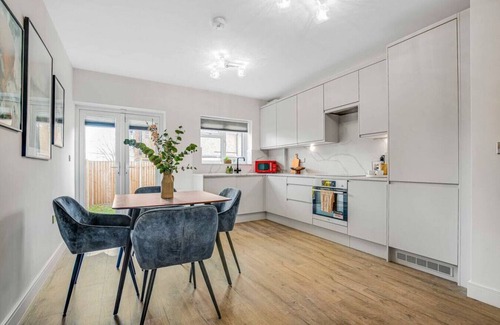 Acton Apartment | Flat 100 · Stylish West London Oasis ~ Workspace ~ Long Stays