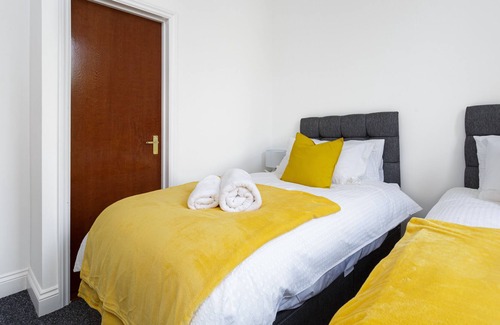 Southsea Apartment | Flat 2| 2 BR Flat, Southsea, Sleeps 5, w/Parking