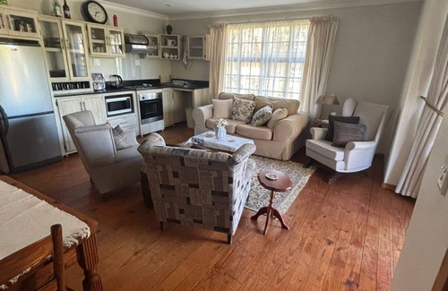 Ladybrand Apartment | Flat 4 @ 33 On Loop, Ladybrand - Cosy 2 Bedroomed, 2 Bathroom, Lounge & Kitchen.