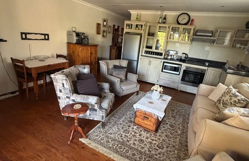 Ladybrand Apartment | Flat 4 @ 33 On Loop, Ladybrand - Cosy 2 Bedroomed, 2 Bathroom, Lounge & Kitchen.