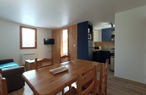 Saint-Jean-d'Arves Apartment | Flat 6 people in St-Jean-d'Arves, pool