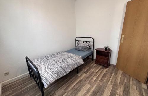 Zeitz Apartment | flat for 7 full kitchen Smart TV&WIFI 3 rooms