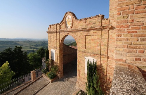 Arcevia Apartment | Flat in Piticchio with Scenic Views & Pool
