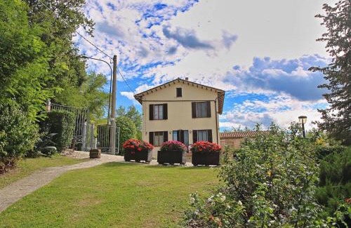 Arcevia Apartment | Flat in Piticchio with Scenic Views & Pool