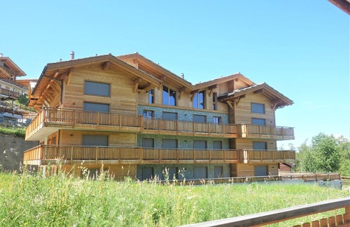 Veysonnaz Apartment | Flat in Veysonnaz with Ski-In/Ski-Out Access