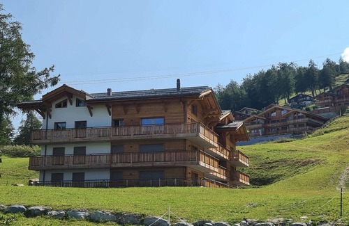 Veysonnaz Apartment | Flat in Veysonnaz with Ski-In/Ski-Out Access