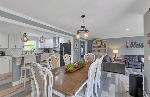New Tazewell House | FLAT Lakefront Home at Summer Breeze w/Private Dock & Kayaks & Paddle Boards
