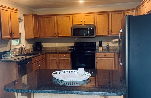 Huddleston House | FLAT LOT BOAT-RAMP NO-WAKE-COVE OFF MAIN CHANNEL LG HOME-GAMERM FIRE PIT KAYAKS+