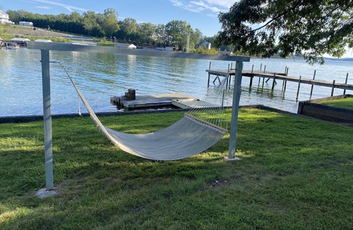 Huddleston House | FLAT LOT BOAT-RAMP NO-WAKE-COVE OFF MAIN CHANNEL LG HOME-GAMERM FIRE PIT KAYAKS+