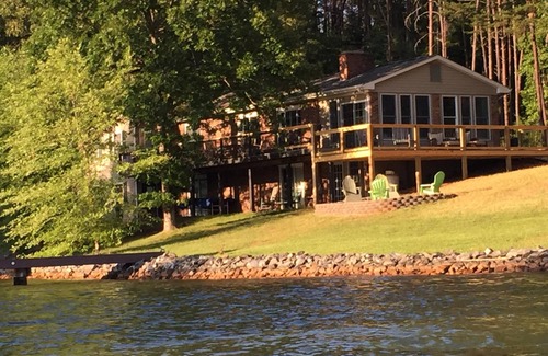 Moneta House | Flat Lot, Views! Waterslide, Firepit, Kayaks, Pickleball, Pingpong, Tennis, WiFi