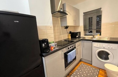 Harrow Apartment | Flat on a Market street, Harrow, near the station
