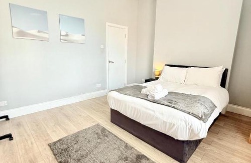 Saint Paul's Apartment | Flat on City Road By Local Stays
