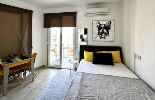 Kyrenia Apartment | Flat w Balcony 8 min to Kyrenia Castle in Girne